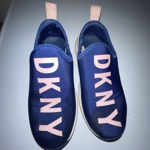 ✅DKNY girls size 11 sneaker 👟